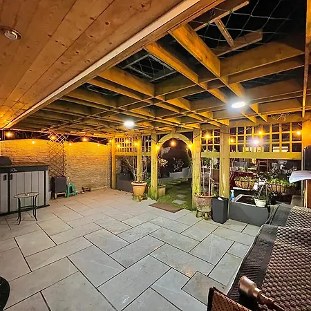 Cosy Stylish Guest House With Private Patio And Gym Gear